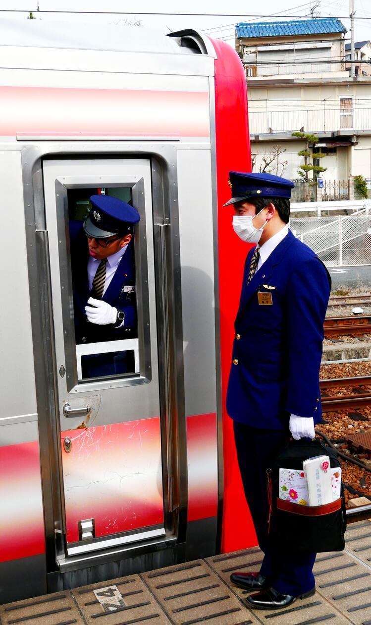 Japanische Bahnbeamte sind stocksteife, aber hocheffiziente Bürokraten.
