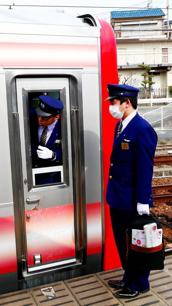 Japanische Bahnbeamte sind stocksteife, aber hocheffiziente Bürokraten.