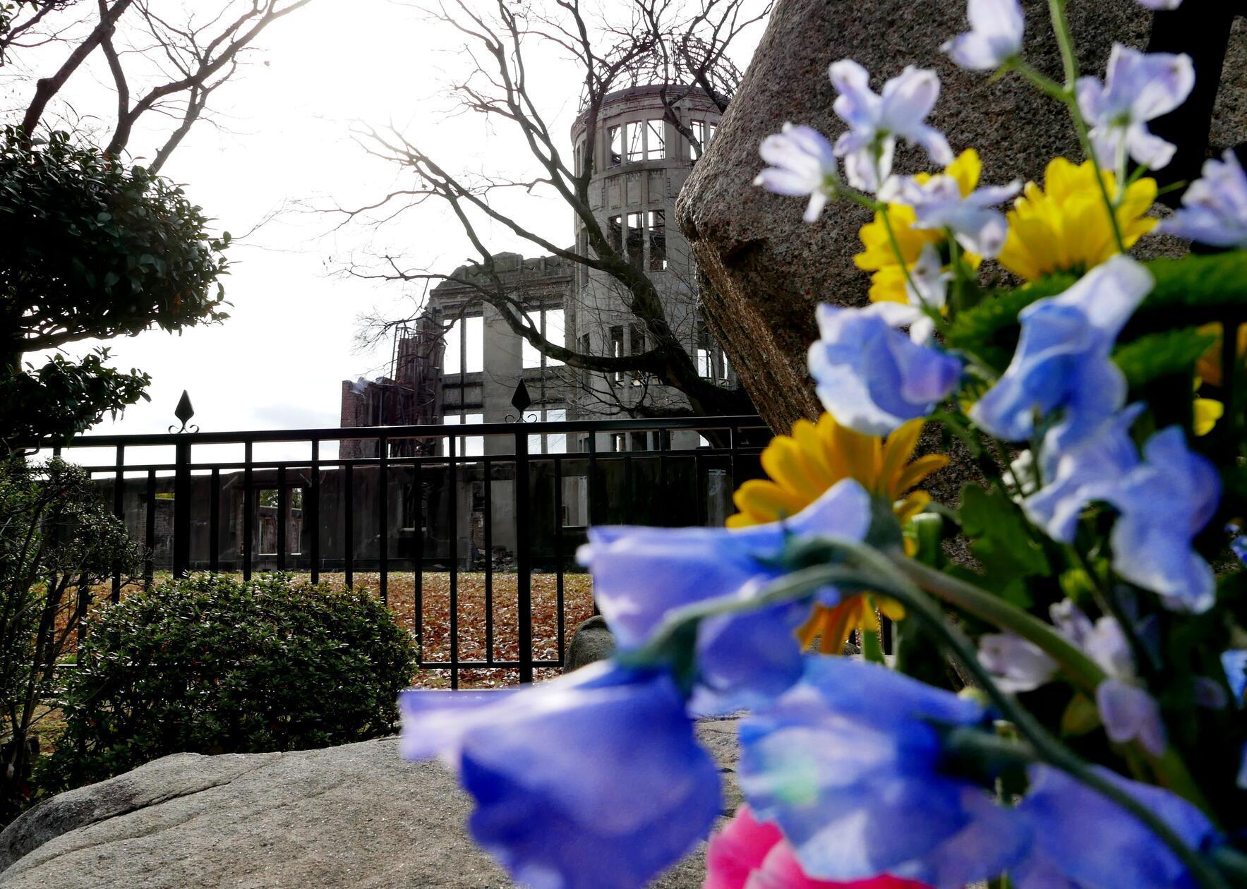 Vor dem Atom-Dom werden Blumen gespendet.