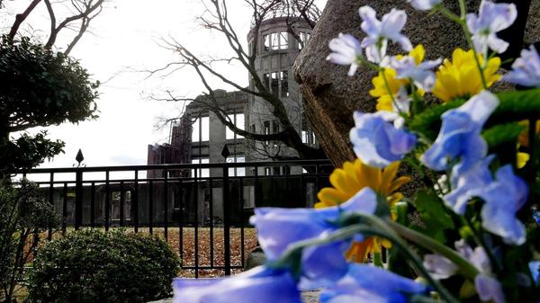 Vor dem Atom-Dom werden Blumen gespendet.