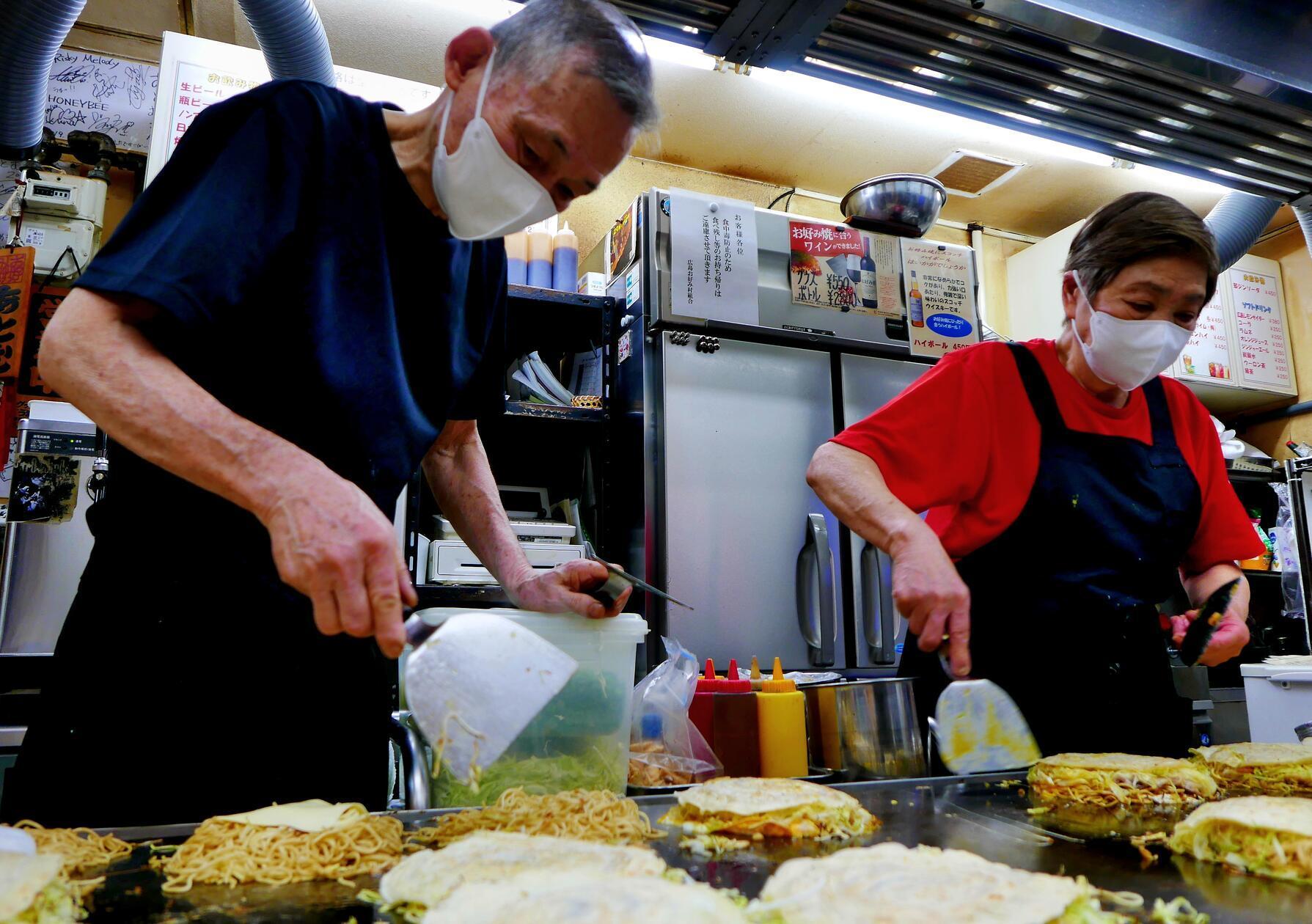 Eine Spezialität wird direkt vor uns in Hiroshima zubereitet.
