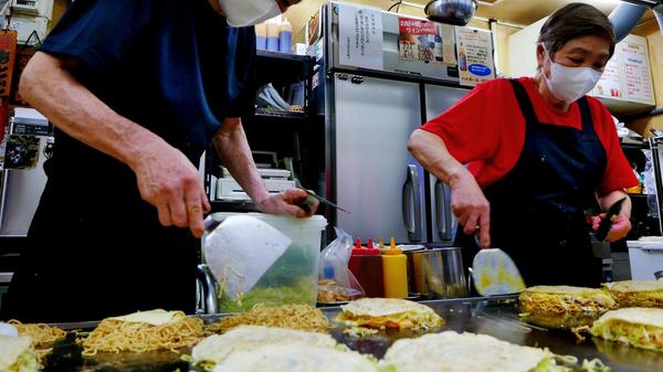 Eine Spezialität wird direkt vor uns in Hiroshima zubereitet.