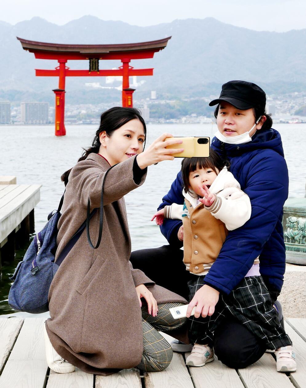Auf der heiligen Insel Miyajima nahe Hiroshima vor dem schwimmenden Torii.