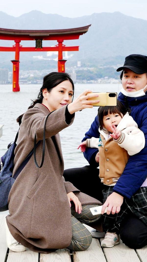 Auf der heiligen Insel Miyajima nahe Hiroshima vor dem schwimmenden Torii.