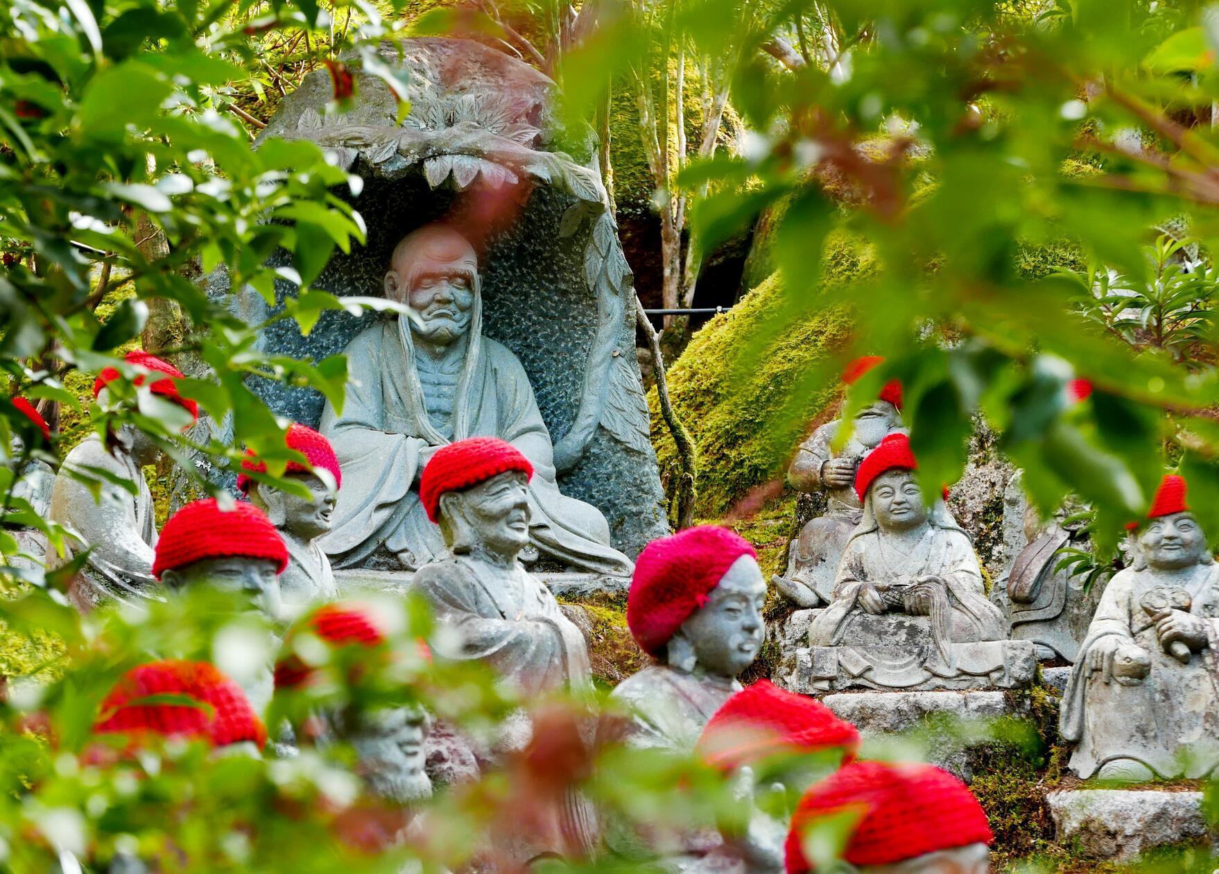 Auf Miyajima tragen die Buddhas rote Mützen.