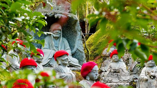 Auf Miyajima tragen die Buddhas rote Mützen.
