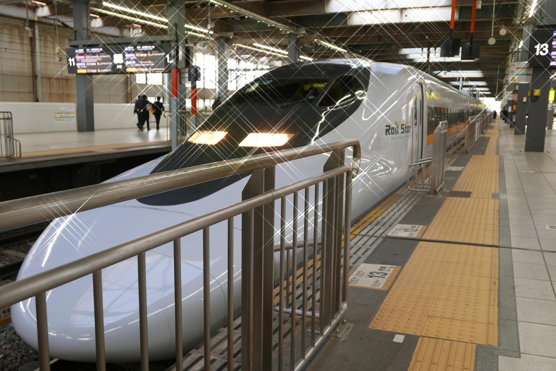 Mit dem Shinkansen, dem Schnellzug, geht es nach Kyoto.