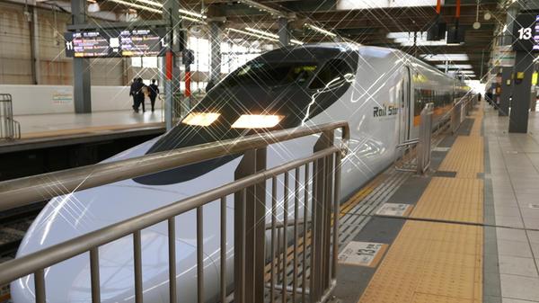 Mit dem Shinkansen, dem Schnellzug, geht es nach Kyoto.