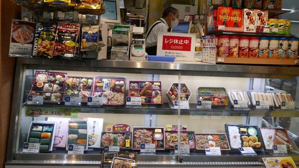 Im Bahnhof decken wir uns mit Fertigmenüs ein.