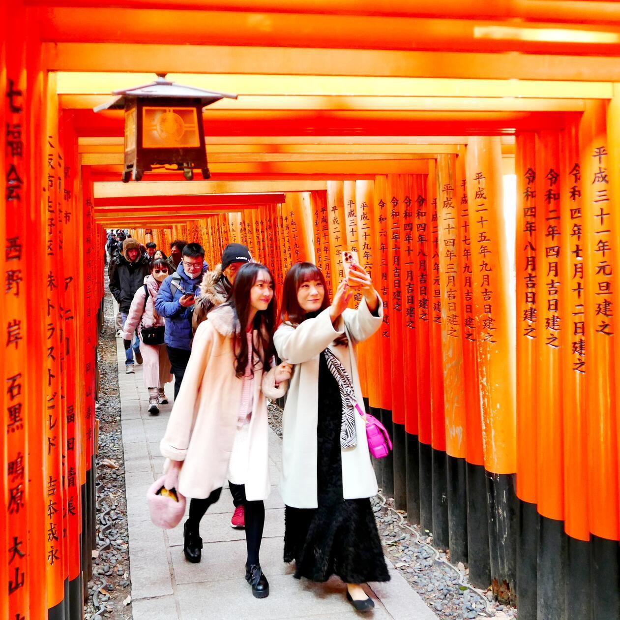 Eines der berühmtesten Fotomotive sind die roten Tore in Kyoto.