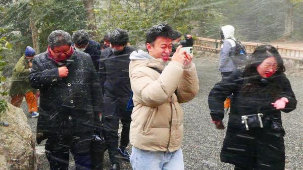 Plötzlich fängt es an zu schneien - trotzdem wird munter weiterfotografiert.