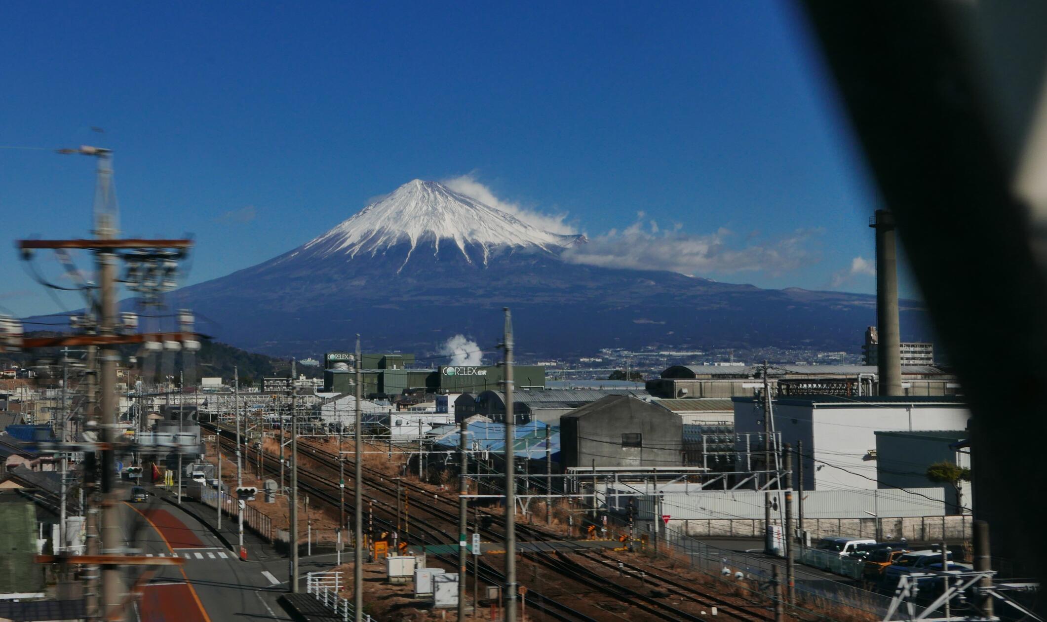 Mit dem Shinkansen fahren wir nach Tokio. Eine gute Stunde davor kommt der Fuji in Sicht.