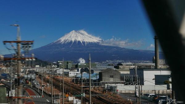 Mit dem Shinkansen fahren wir nach Tokio. Eine gute Stunde davor kommt der Fuji in Sicht.