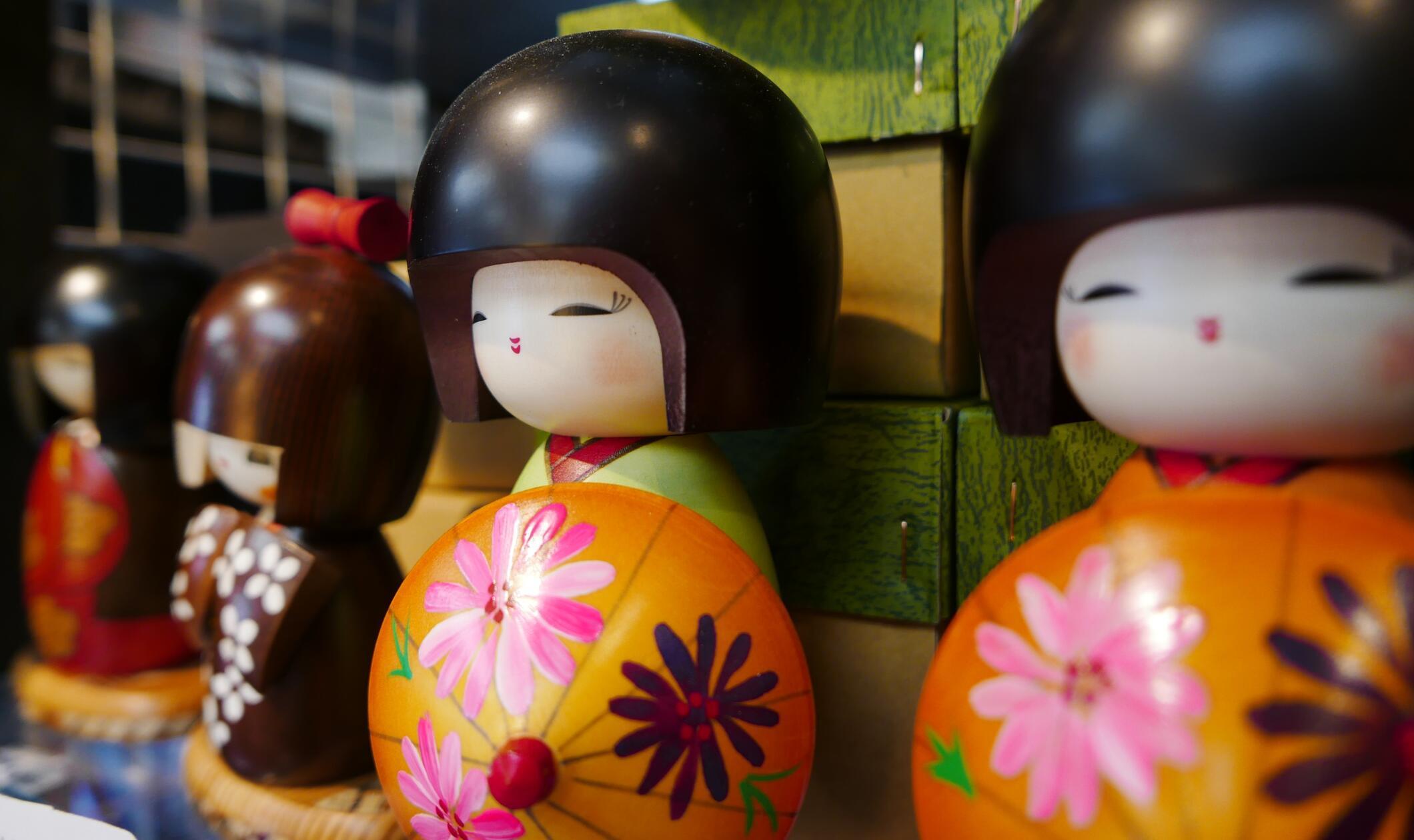 Schöne Figuren in einem Geschäft voller Holzhandwerk.