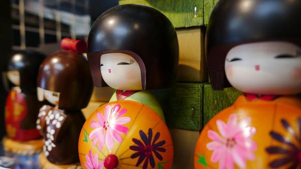 Schöne Figuren in einem Geschäft voller Holzhandwerk.