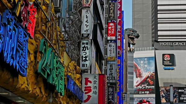 Hier lugt Godzilla zwischen den Hochhäusern hervor. Er ist Teil eines Hotels.