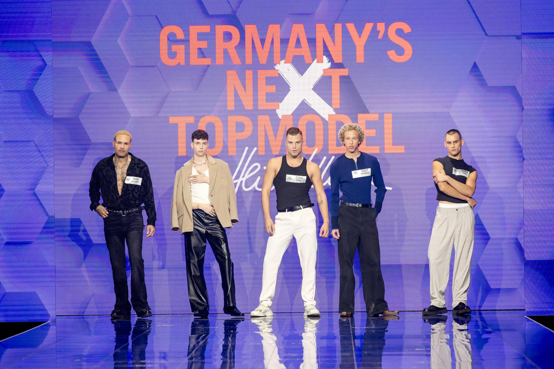 Enis, der hier im Foto ganz rechts läuft, stammt aus Schweinfurt. Der 23-Jährige zählt zu den Kandidaten bei der Jubiläumsstaffel von GNTM.