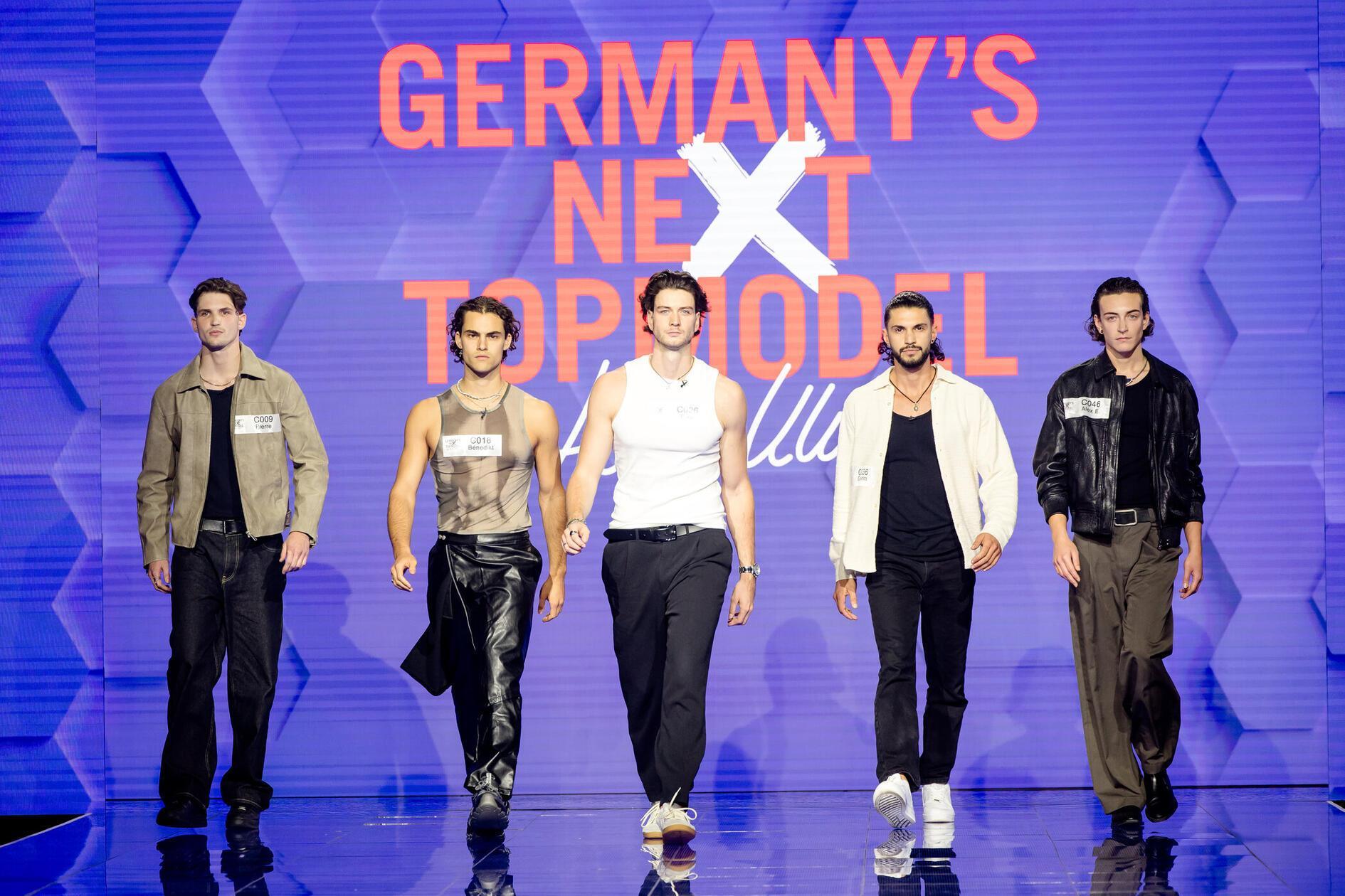 Der 26-jährige Devrim, hier der vierte von links, kommt aus Hof.