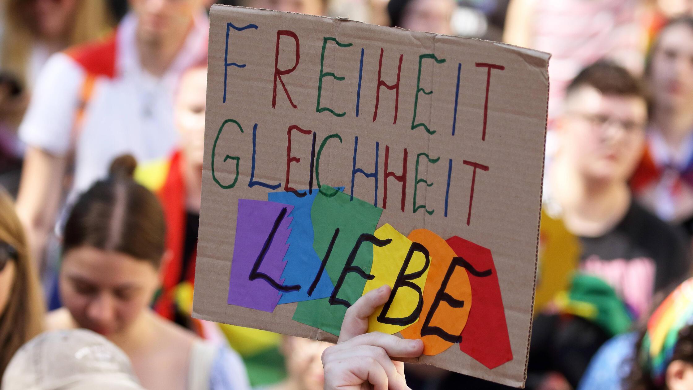 &bdquo;W&auml;hl Liebe!&ldquo;: Zahlreiche Teilnehmer bei Kundgebung in Erlangen erwartet