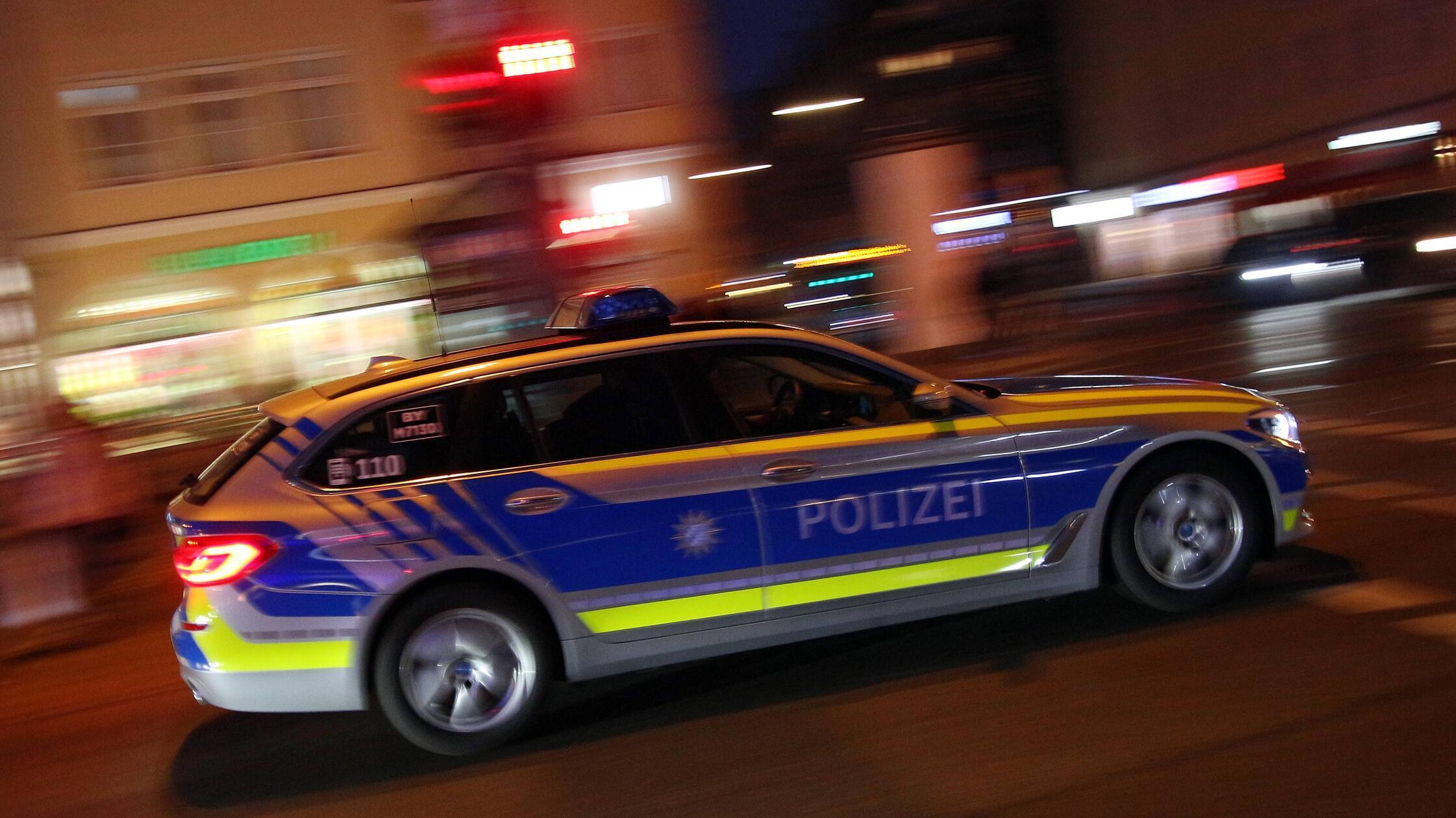 Unfall mit Streifenwagen in Erlangen: Pkw-Fahrerin nach Zusammensto&szlig; mit Polizei verletzt