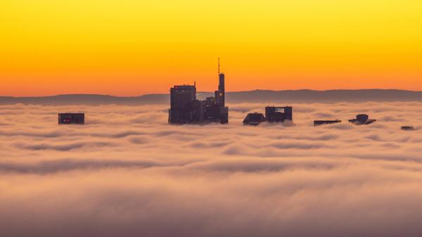 Frankfurt im Nebel Die Hochhäuser der Frankfurter
