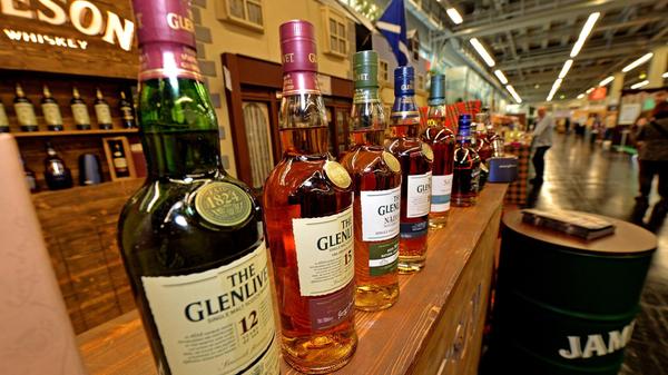 Whisky-Fans und alle, die es noch werden wollen, versammeln sich von Freitag, 14. Februar, bis Sonntag, 16. Februar in der Messe Nürnberg. Für 20 Euro bekommen Besucherinnen und Besucher auf der Whisk(e)y-Messe "The Village" ein Whisky-Glas mit Glashalter und Eintritt in die Welt der im Holzfass gereifte Spirituose.