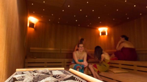 "Wellness bis in die Nacht" - Das gibt es am Freitag, 14. Februar, im Fürther Mare bei der langen Saunanacht . Unter dem Motto "Faszination Kino" dürfen sich die Besucherinnen und Besucher auf ein Gratis-Begrüßungsdrink, Showaufgüsse, Wellnessrituale und Zeremonien, Soulfood international und FKK-Thermalbaden ab 23 Uhr freuen. Die lange Saunanacht geht an diesem Abend von 19 Uhr bis 1 Uhr.