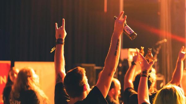 Am Samstag, 15. Februar, werfen sich Point & die Spielverderber gemeinsam Tim Köhler und Band die Bälle zu. Auf dem "Bandpingpong" spielt die eine Band einen Song, von dem sich die andere thematisch oder musikalisch zu ihrer "Antwort" inspirieren lässt. So entsteht eine spontane Setlist, die den Akteuren so einiges an Geistesgegenwärtigkeit und Flexibiliät abverlangt. Der Einlass der Veranstaltung ist um 19 Uhr, los geht es um 20 Uhr. Tickets gibt es an der Abendkasse für 15 Euro.