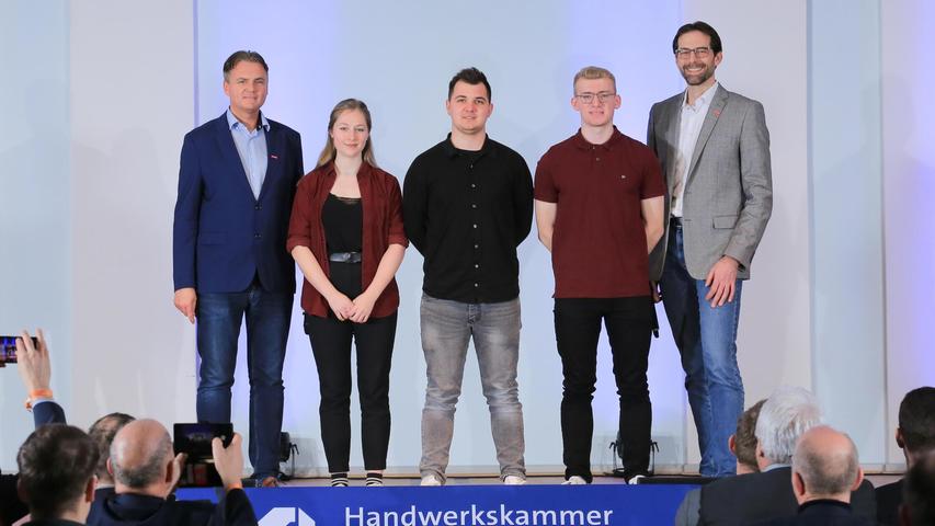 Vizepräsident Christian Sendelbeck (l.) und der stell. Hauptgeschäftsführer Dr. Rainer-Johannes Wolf (r.) haben die drei Bundessieger aus Mittelfranken Maren Wieding, Kevin Kilian und Torben Daniel Schröter (v.l.) für ihre Leistungen sehr gelobt. Vizepräsident Christian Sendelbeck (l.) und der stell. Hauptgeschäftsführer Dr. Rainer-Johannes Wolf (r.) haben die drei Bundessieger aus Mittelfranken Maren Wieding, Kevin Kilian und Torben Daniel Schröter (v.l.) für ihre Leistungen sehr gelobt.