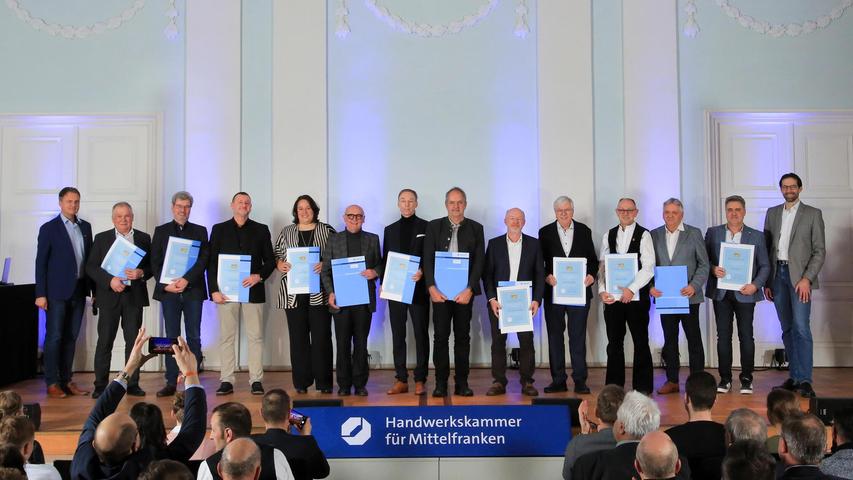 Während der Abschlussfeier der Deutschen Meisterschaft im Handwerk (DMH) für den Kammerbezirk Mittelfranken in der Orangerie in Ansbach wurden nicht nur die herausragenden Leistungen der frischgebackenen Gesellinnen und Gesellen gewürdigt. Auch ein Dutzend Ausbilder wurden für ihre herausstechenden Leistungen der vergangenen Jahre, zum Teil Jahrzehnte, geehrt. Während der Abschlussfeier der Deutschen Meisterschaft im Handwerk (DMH) für den Kammerbezirk Mittelfranken in der Orangerie in Ansbach wurden nicht nur die herausragenden Leistungen der frischgebackenen Gesellinnen und Gesellen gewürdigt. Auch ein Dutzend Ausbilder wurden für ihre herausstechenden Leistungen der vergangenen Jahre, zum Teil Jahrzehnte, geehrt.