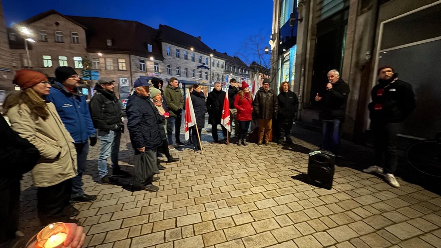 Verdi hat am Donnerstagabend in Fürth zu einem spontanen Gedenken an die Opfer des Anschlags in München aufgerufen. Verdi hat am Donnerstagabend in Fürth zu einem spontanen Gedenken an die Opfer des Anschlags in München aufgerufen.