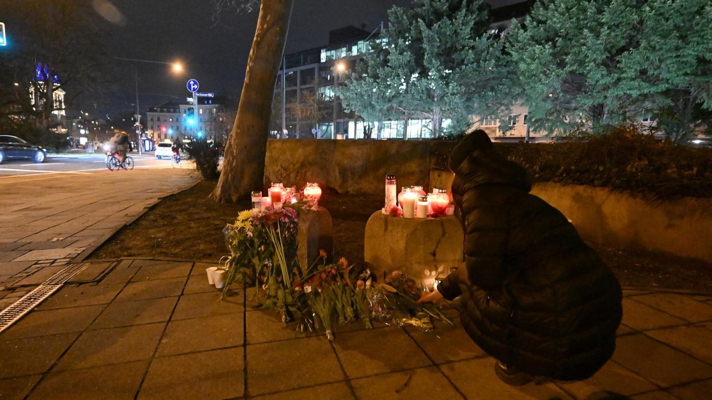 Eine Frau legt Blumen in der Münchner Innenstadt in der Nähe des Stiglmaierplatzes nieder, wo ein Auto in einen Demonstrationszug gefahren ist. Mehrere Menschen wurden zum Teil schwerst verletzt. Eine Frau legt Blumen in der Münchner Innenstadt in der Nähe des Stiglmaierplatzes nieder, wo ein Auto in einen Demonstrationszug gefahren ist. Mehrere Menschen wurden zum Teil schwerst verletzt.