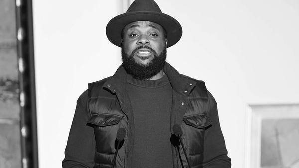 Der Schauspieler Malcolm-Jamal Warner, weltbekannt geworden durch seine Rolle als Theo Huxtable in der Sitcom "Die Bill Cosby Show" starb am 21. Juli bei einem Badeunfall. Der Schauspieler, Regisseur und Musiker wurde nur 54 Jahre alt.