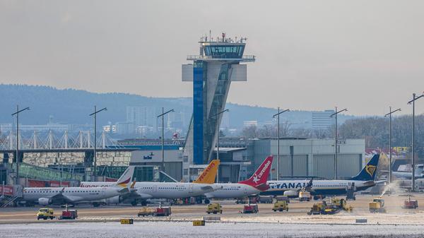 Flughafen Nürnberg im Schnee, 03.01.2025 Der Tower