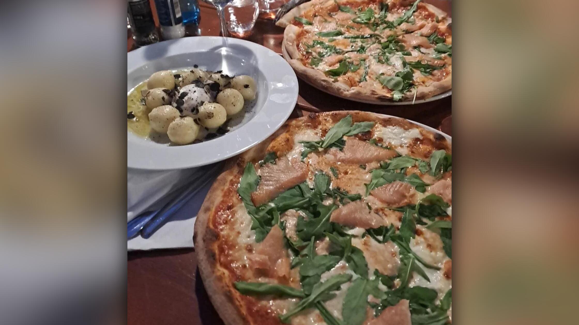 Früher in Gostenhof, mittlerweile in der Großweidenmühle im Nürnberger Westen beheimatet, ist das Restaurant Per Bacco. Die Speisekarte steht auf großen Tafeln und im Sommer lädt ein überdachter Garten auf dem Hang zum Essen und Verweilen ein.