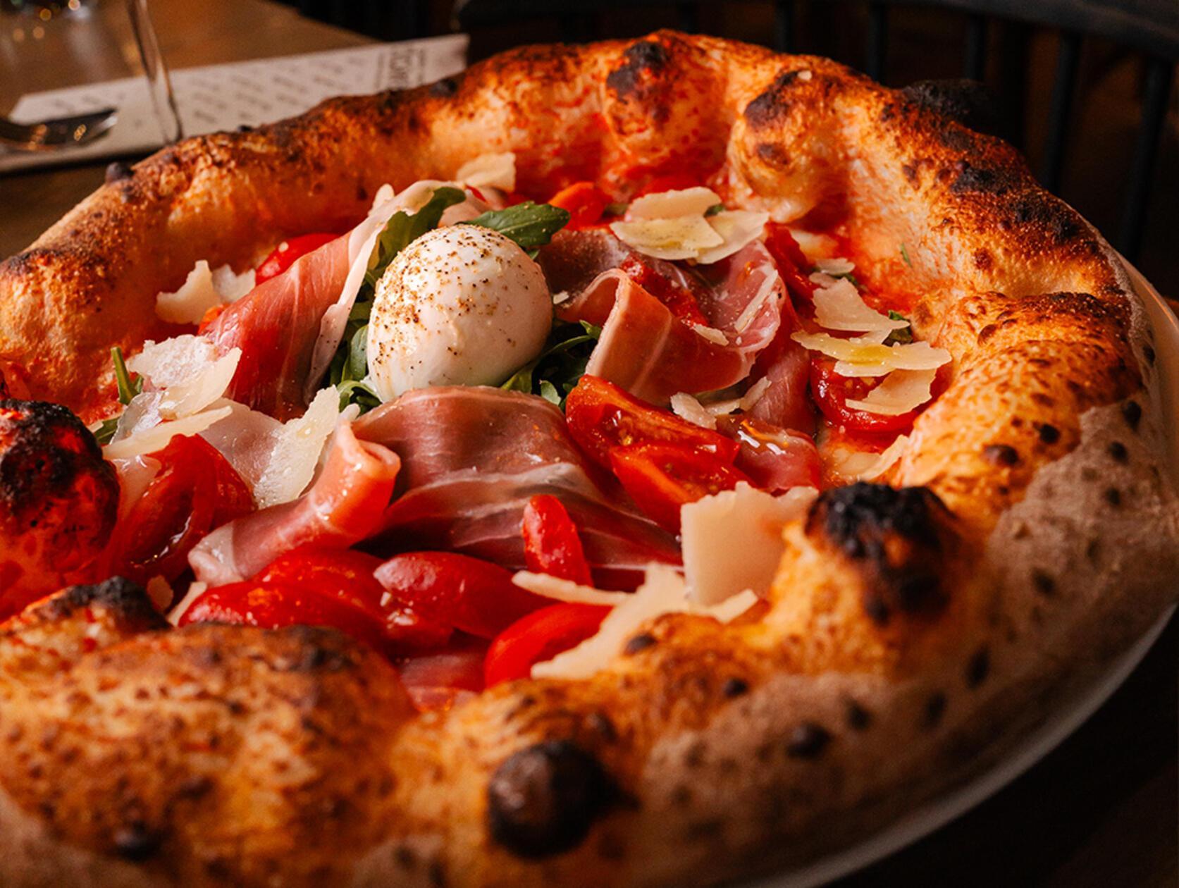 Mitten im Herzen der Nürnberger Innenstadt können Nürnberger und Touristen sich die neapolitanische Pizza in dem Restaurant Travolta schmecken lassen.