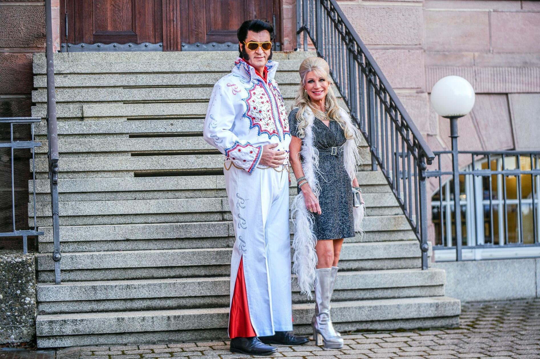 Im Februar 2025 überraschte Markus Söder als "The King" mit einem Elvis-Kostüm. Auf dem Bild steht er neben seiner Frau Karin Baumüller-Söder.