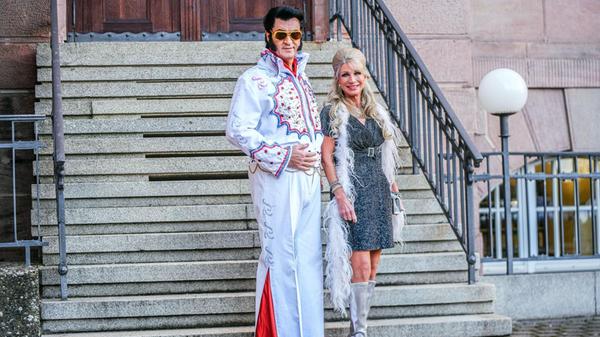 Im Februar 2025 überraschte Markus Söder als "The King" mit einem Elvis-Kostüm. Auf dem Bild steht er neben seiner Frau Karin Baumüller-Söder.