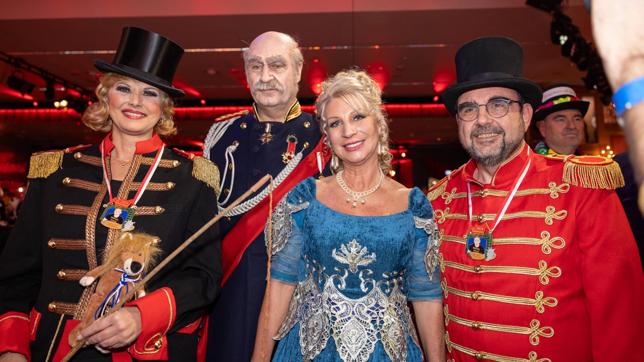 Bei der Fastnacht in Franken 2024 posiert Söder verkleidet als Reichskanzler Otto von Bismarck neben CSU-Landtagspräsidentin Ilse Aigner, seiner Ehefrau Karin Baumüller-Söder und dem ehemaligen Bundestagsabgeordneten und CSU-Fraktionsvorsitzenden des Landtags, Klaus Holetschek.