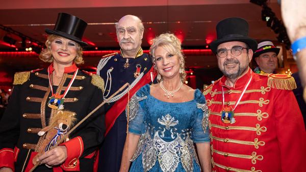 Bei der Fastnacht in Franken 2024 posiert Söder verkleidet als Reichskanzler Otto von Bismarck neben CSU-Landtagspräsidentin Ilse Aigner, seiner Ehefrau Karin Baumüller-Söder und dem ehemaligen Bundestagsabgeordneten und CSU-Fraktionsvorsitzenden des Landtags, Klaus Holetschek.