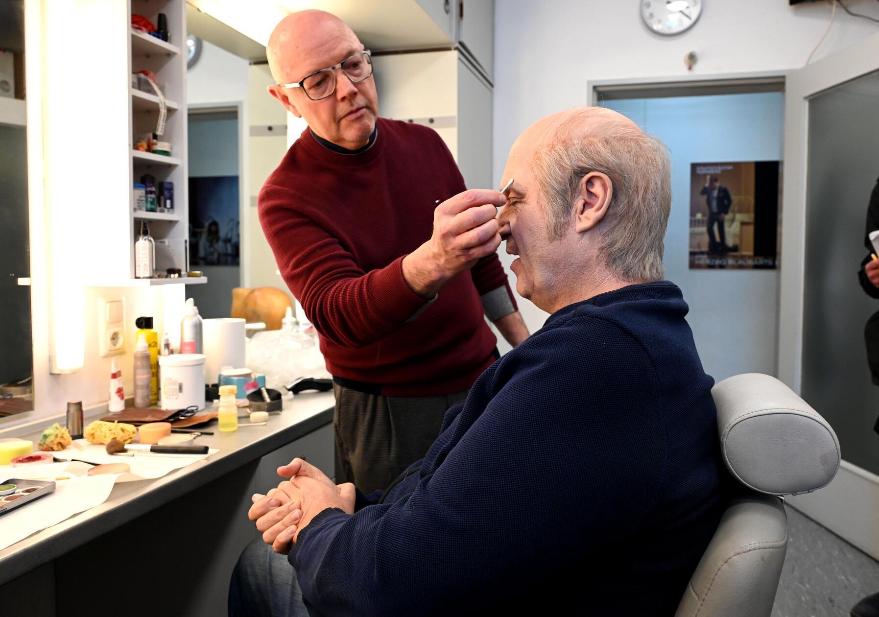 Maskenbildner Armin Häfner kennt sein Handwerk und arbeitete detailliert an grauem Haar und dem richtigen Make-Up, um den bayerischen Ministerpräsidenten in Bismarck zu verwandeln.