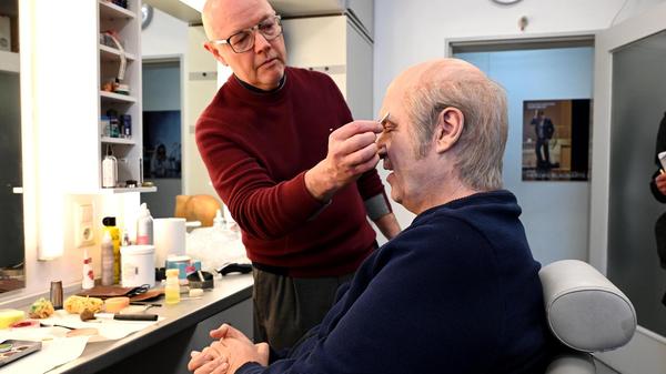 Maskenbildner Armin Häfner kennt sein Handwerk und arbeitete detailliert an grauem Haar und dem richtigen Make-Up, um den bayerischen Ministerpräsidenten in Bismarck zu verwandeln.