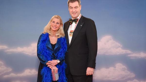 Für mehr als ein bisschen Konfetti auf der Fliege war Söder im Februar 2020 nicht zumute. Ob er das Corona-Jahr vorausgeahnt hat?