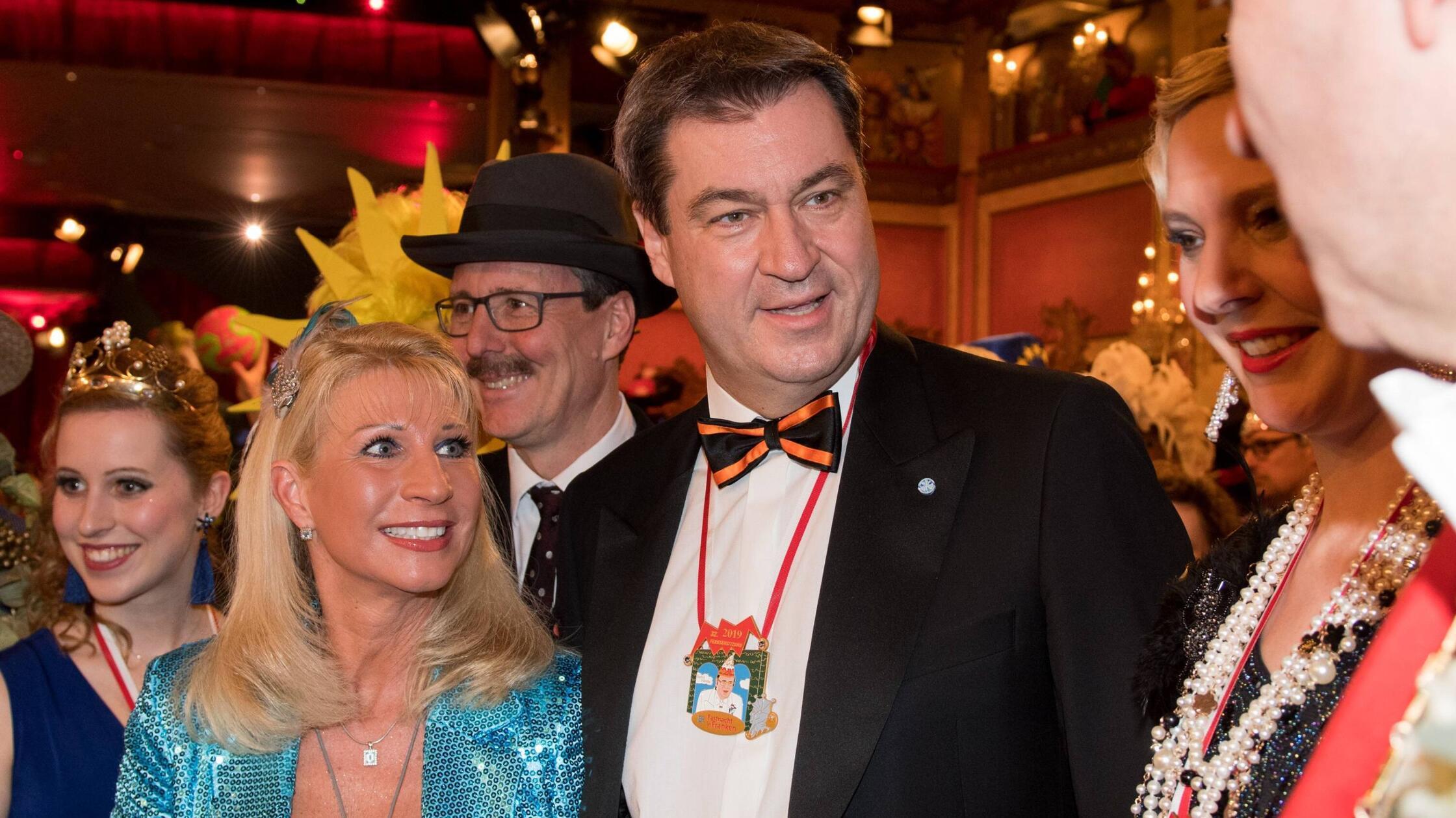 Wo bleibt hier der große Auftritt? 2019 zeigte sich Söder ungewohnt bescheiden und zurückhaltend im schwarzen Blazer und Fliege, seine Frau Karin im türkisfarbenen Blazer in Meerjungfrauenoptik.