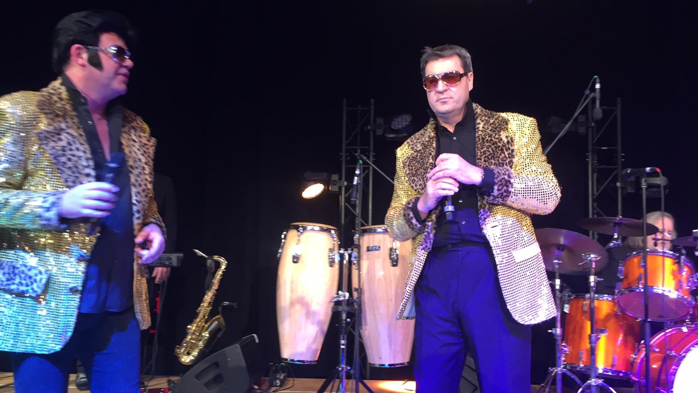 Eine Reise zurück in die 50er: Der CSUler performt als Elvis Brother auf der Bühne beim Ball der Union im Jahr 2017.