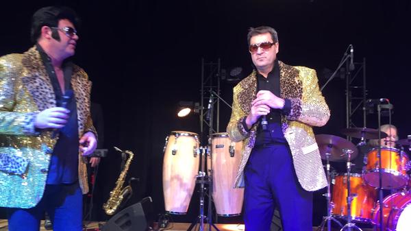 Eine Reise zurück in die 50er: Der CSUler performt als Elvis Brother auf der Bühne beim Ball der Union im Jahr 2017.
