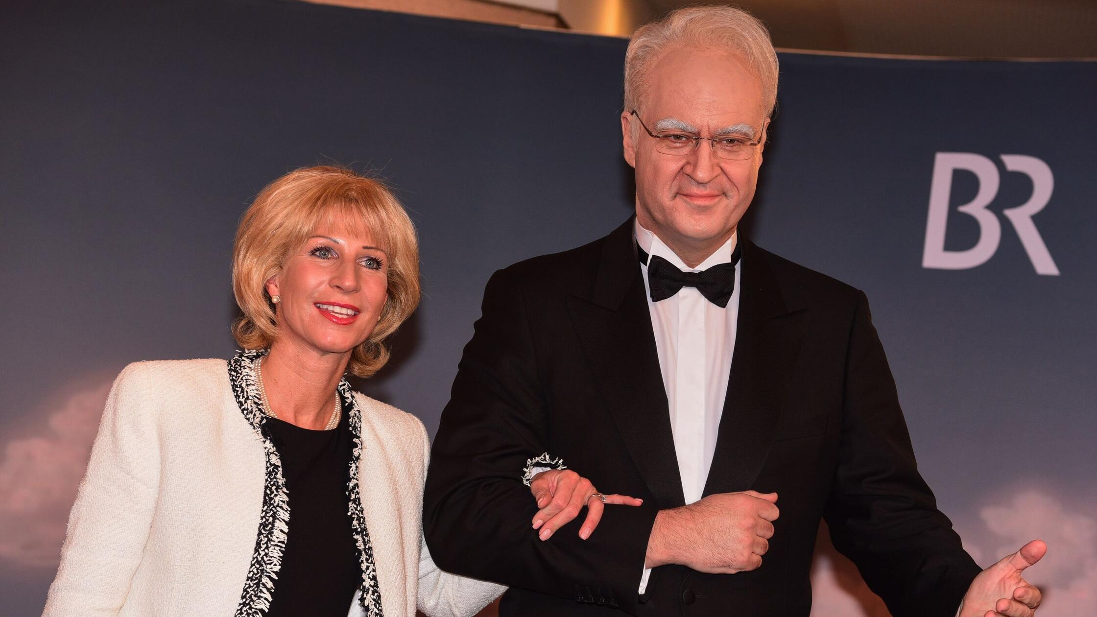 Damals war er noch Finanzminister, griff aber schon nach den Sternen des bayerischen Regierungshimmels. Als Edmund Stoiber begleitete Söder 2016 seine Frau Karin zur Fastnacht in Veitshöchheim.