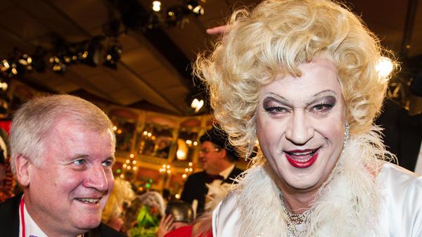 Für seinen Augenaufschlag als Marylin Monroe erntete Söder 2013 von Bayerns damaligem Ministerpräsidenten Seehofer schmachtende Blicke.