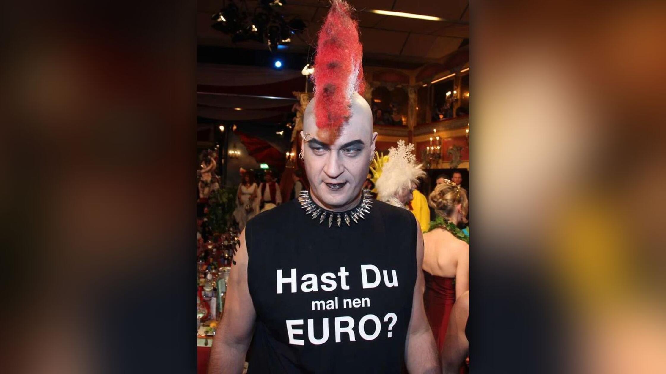 Näher wird er einen finanziell schwachen Menschen vermutlich nie kommen: Söder 2012 als Punk mit einem "Hast du mal nen Euro?"-Shirt.