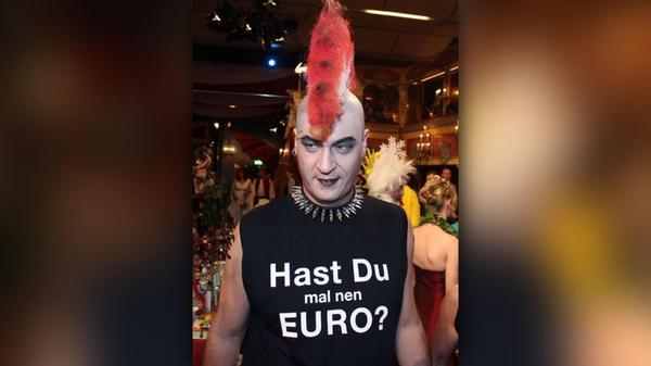 Näher wird er einen finanziell schwachen Menschen vermutlich nie kommen: Söder 2012 als Punk mit einem "Hast du mal nen Euro?"-Shirt.